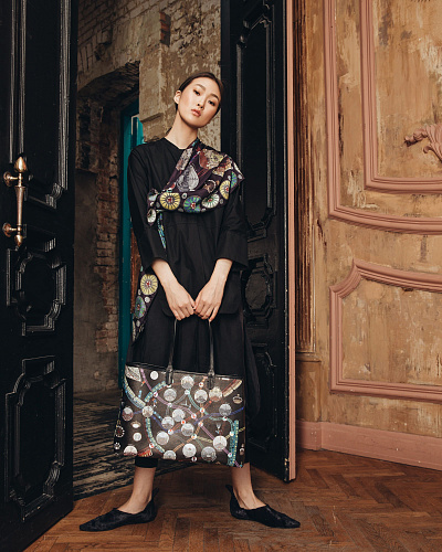 Платок "Метро" (шелк 100% черный красный синий 120х120) 