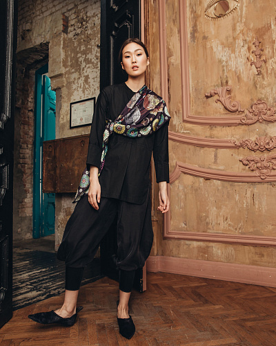 Платок "Метро" (шелк 100% черный красный синий 120х120) 